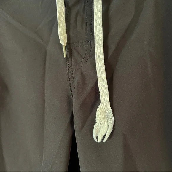 Vuori Cruise Boardshort - Size 36 - Picture 5 of 10